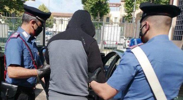Dev'ssere espulso, sfascia a calci l'auto dei carabinieri: imbarcato per il Marocco