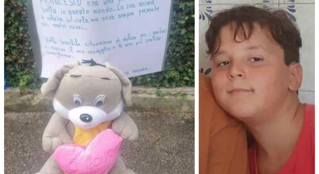 Rose, palloncini e un orsacchiotto nella Senigallia ferita: «Addio Francesco, eri uno di noi»