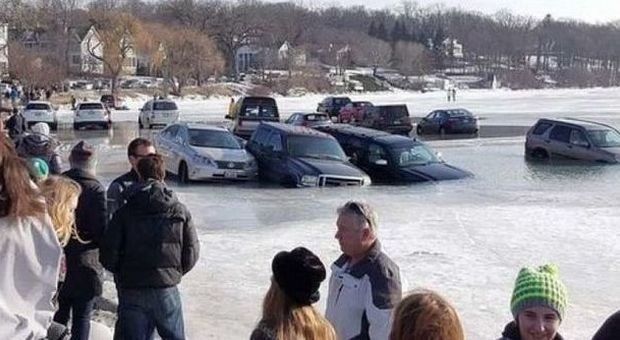 Parcheggiano sul lago ghiacciato, si alza la temperatura e le auto finiscono in acqua