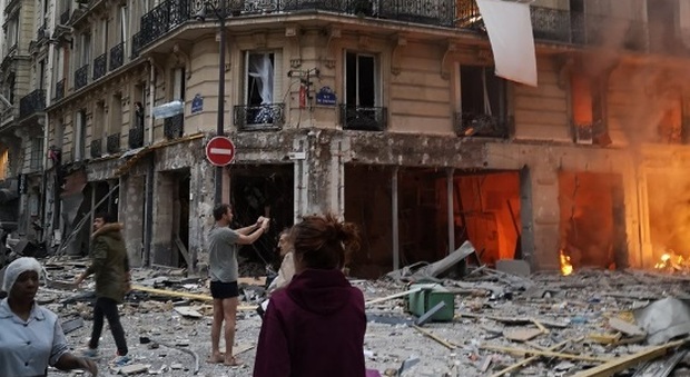 Parigi, esplosione fortissima al quartiere Opera: un palazzo è in fiamme, molti feriti