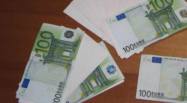 Scoperto un giro di soldi falsi. A Perugia segnalazioni dei commercianti in centro beffati dalle banconote da 20 euro. A Valfabbrica denunciati due giovanissimi