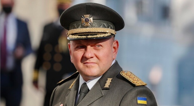 Zelensky chiede le dimissioni di Zaluzhnyi che rifiuta, chi è il "generale di ferro" che potrebbe sfidare il presidente alle elezioni