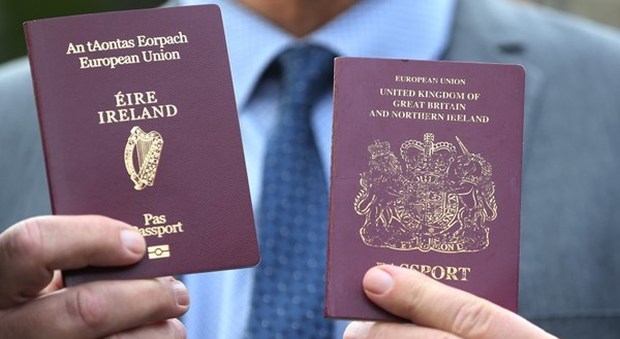 Brexit, boom di passaporti irlandesi. Ha chiesto la doppia cittadinanza anche l'ex ambasciatore britannico