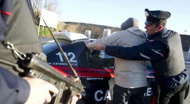 Calci e pugni ai carabinieri sotto l'effetto della droga: arrestato
