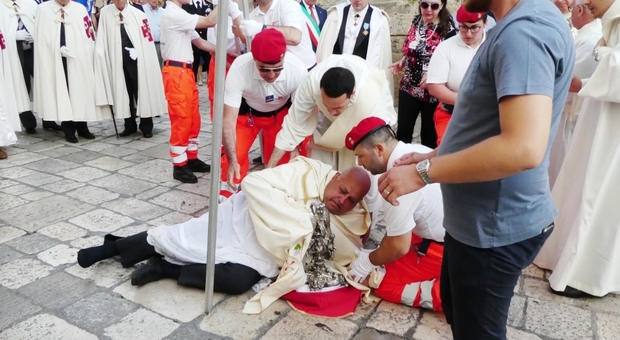 L'arcivescovo cade da cavallo durante la processione: ricoverato Guarda il video