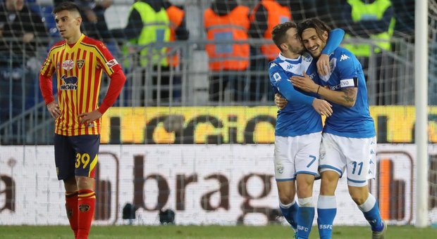 L'esultanza di Spalek e Torregrossa, autori di due dei tre gol segnati ieri dal Brescia