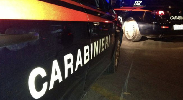 Milano, rapina un 28enne e minaccia i carabinieri con un coccio di bottiglia: nei guai un 17enne