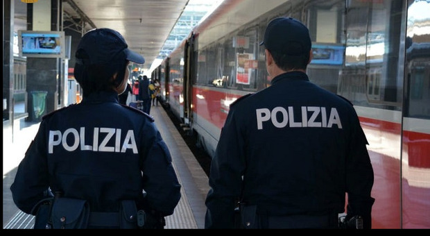 Minacciano con un coltellino e rapinano due ragazzini in stazione a Venezia, Daspo per cinque minorenni