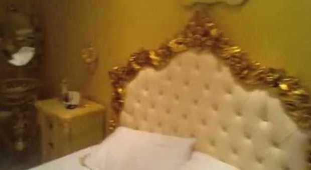 Rubinetti d'oro, mobili stile Luigi XVI: ecco come vive un camorrista a Scampia | Guarda il video dello sfarzo