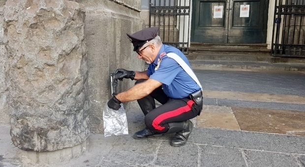 Napoli, scooter in fuga da un posto di blocco: due pistole lanciate davanti al teatro San Carlo