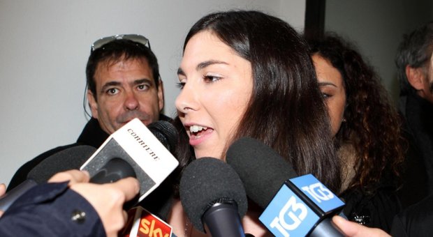 Giulia Sarti si dimette e si autosospende dal M5S. I pm: «Non fu derubata dall'ex»