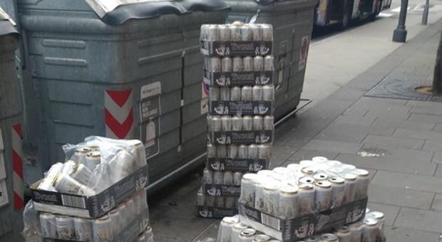 Trieste, abbandona nell'indifferenziata 700 lattine di birra vuote