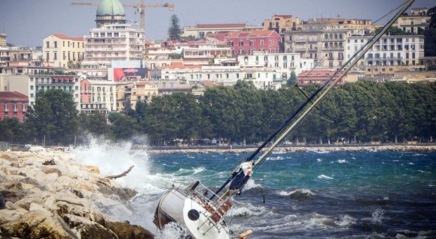 Campania, è ancora allerta meteo: criticità gialla, parchi chiusi a Napoli