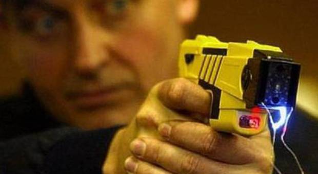 Sicurezza, pistola elettrica Taser alla polizia, primo sì in Commissione