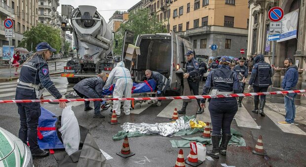 Milano, ciclista travolta e uccisa da una betoniera. Ciclobby: «Basta morti»