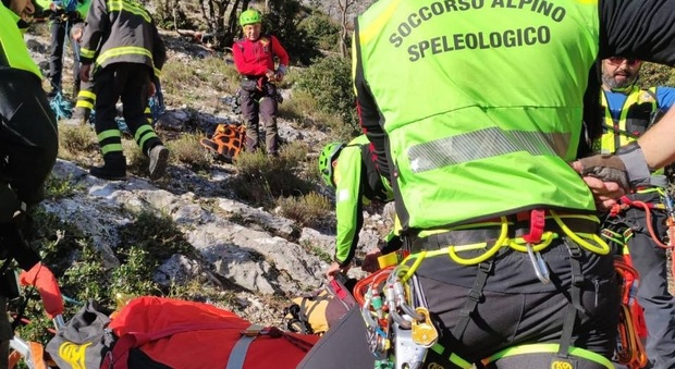 Alpinista ferito alla Balza della Penna, Icaro ostacolato due volte dal vento: quattro ore per recuperarlo in barella. Nella foto i tecnici del soccorso alpino coadiuvati dai vigili del fuoco