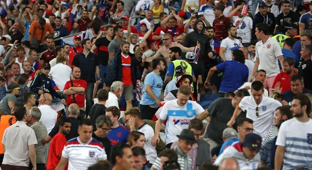 La Uefa conferma: in caso di altri incidenti, Russia esclusa dal torneo. Mosca: non faremmo ricorso