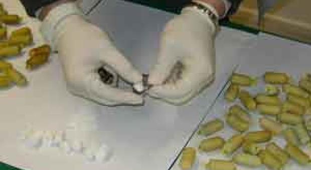 Nigeriano di 32 anni trovato morto in casa: ovuli di droga nello stomaco