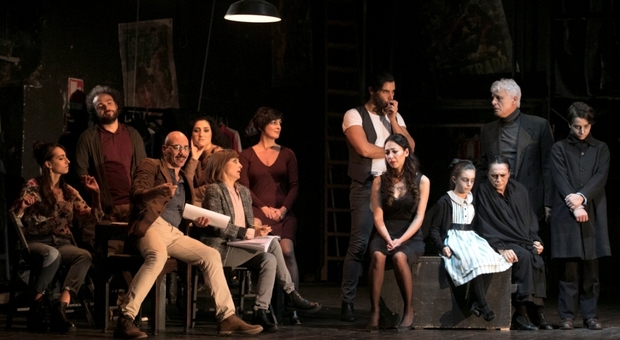 Michele Placido con la compagnia dello spettacolo Sei personaggi in cerca d'autore al Teatro Quirino da domani