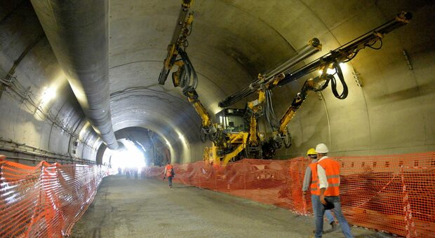 Incidente sul lavoro nel tunnel del Terzo Valico, esplode una bombola: morto un operaio, un altro ustionato