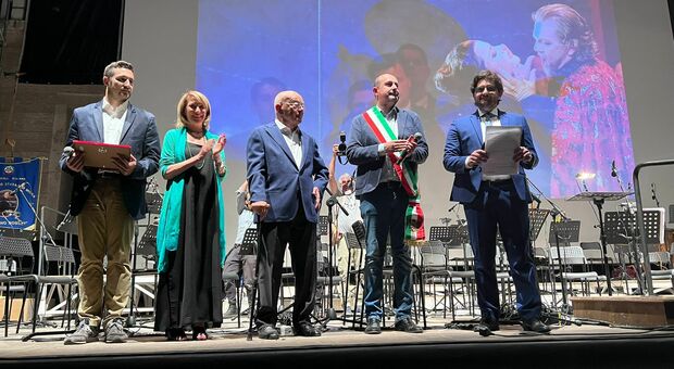 Standing ovation per Gianfranco Mariotti, cittadino onorario di Pesaro: e lui dal palco si commuove