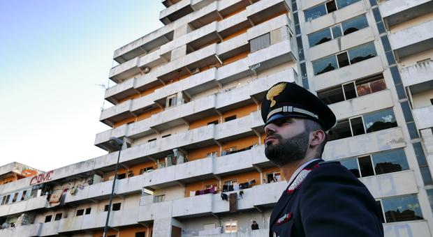 Controlli dei carabinieri a Scampia