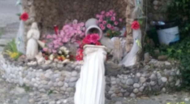 Extracomunitari arabi violano e vandalizzano tre statue di santi e Madonne