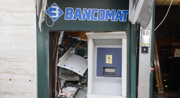 Boato nella notte: i banditi fanno esplodere il bancomat di Banca Annia