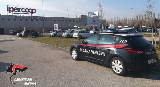 Sorpresa a rubare al centro commerciale: donna di 49 anni arrestata dai Carabinieri
