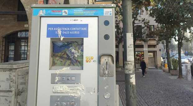 Treviso. Colonnine per pagare il parcheggio messe fuori uso da ingoti