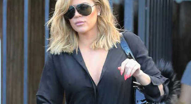 Khloe Kardashian, passeggiata in libertà: senza reggiseno a Los Angeles