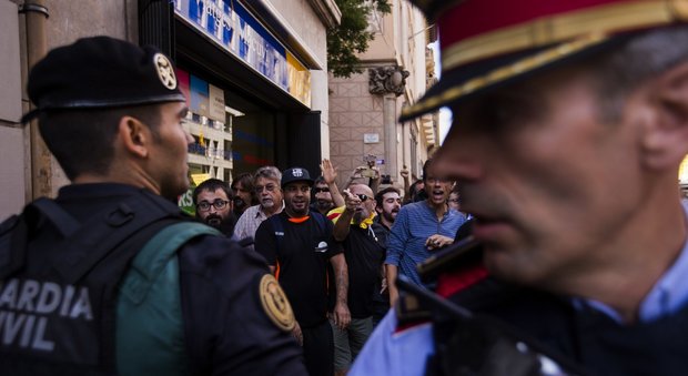 Catalogna, gli albergatori sfrattano la polizia dopo le violenze
