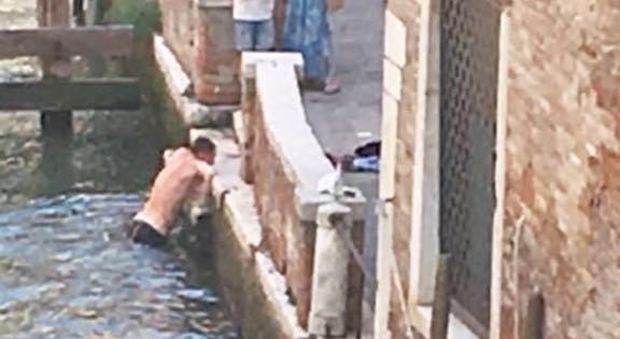 Tuffi in Canal Grande per rinfrescarsi, cinque persone vengono multate