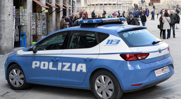Perugia, prima l'aggancio in chat, poi il ricatto sessuale nei confronti di un uomo: la polizia arresta una donna e ne denunacia un'altra