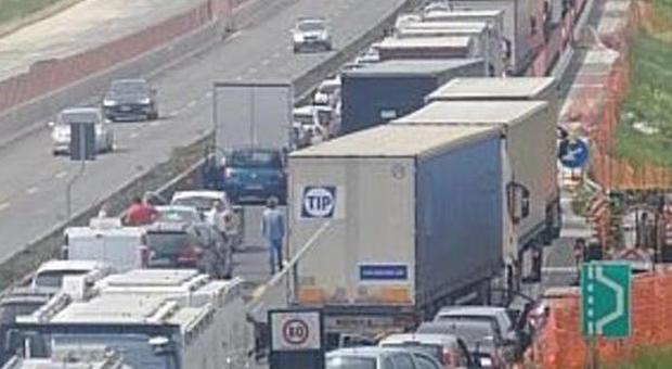 Bologna, traffico bloccato sull'A14 Caldo atroce, nove chilometri di coda