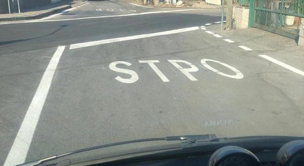 "Stpo" anziché "stop", l'errore nella segnaletica stradale diventa virale