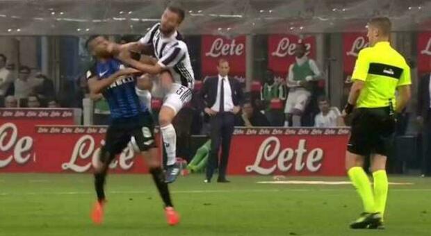 Inter-Juventus del 2018, le Iene rivelano cosa si sono detti l'arbitro Orsato e il Var Valeri: «Il contrasto c'è»