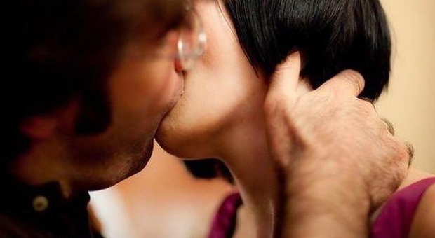 Ruba un bacio alla collega in obitorio: condannato per violenza sessuale
