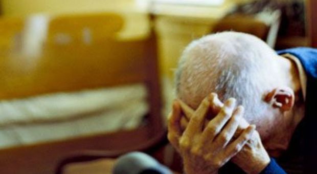 Arezzo, minacce e botte agli anziani nella casa di riposo: 7 operatori rischiano il processo