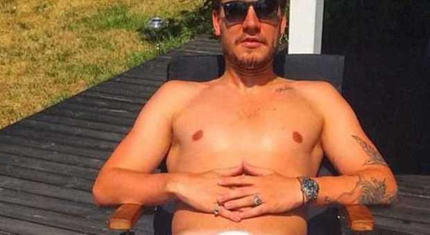 L'ex juventino Bendtner nudo su Instagram «Ricordate di proteggervi dal sole»