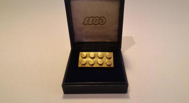 Il mattoncino Lego in oro venduto all'asta