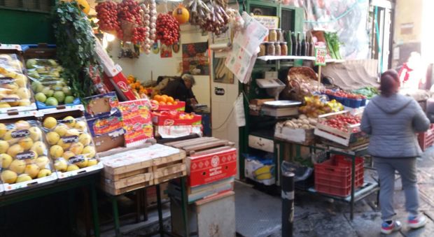 Napoli, commercianti abusivi e cibo non protetto alla Sanità