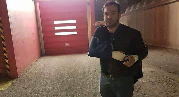 Riccardo Prisciano all'uscita del pronto soccorso dell'ospedale di Udine