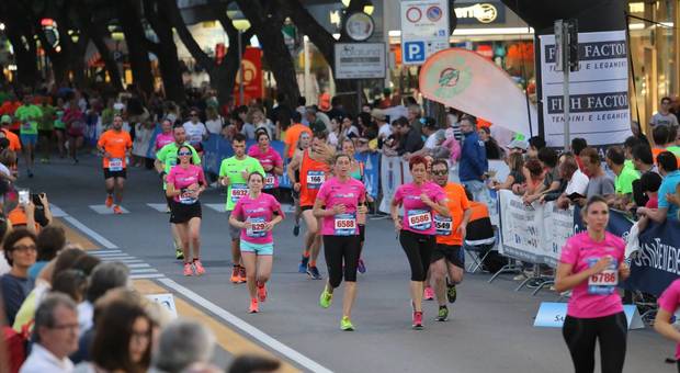 La Moonlight Half Marathon di Jesolo si rifà il look: nuovo percorso e più comodità nei servizi agli atleti