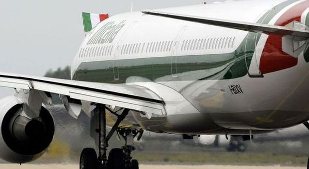 Alitalia, accordo in extremis dopo tre giorni di braccio di ferro: 2251 esuberi, 616 restano in azienda
