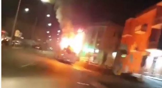 Roma, bus distrutto da un incendio in via Cassia: paura nella notte