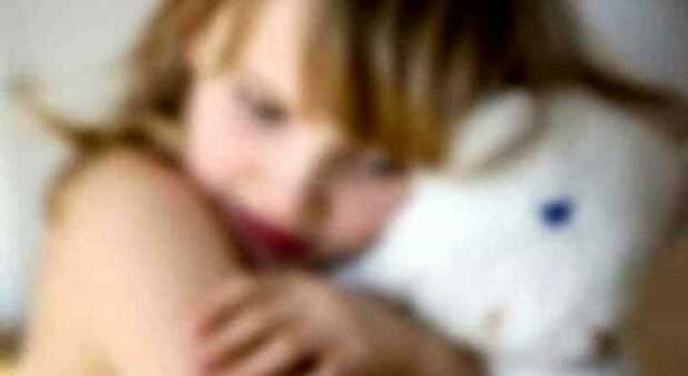Abusa di due bambine di otto e nove anni durante le lezioni a casa: condannato a 12 anni