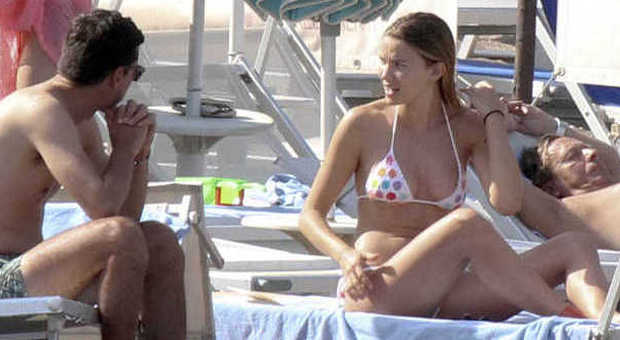 Fiammetta Cicogna sexy in bikini: vacanze ​a Taormina con l'amico misterioso