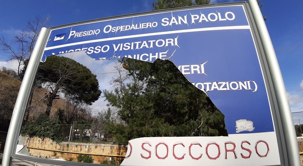 Napoli, un'altra domenica di follia: ginecologo e ostetrica aggrediti nel pronto soccorso
