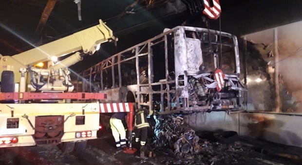 Roma, paura nella notte: bus distrutto dalle fiamme in via Cassia